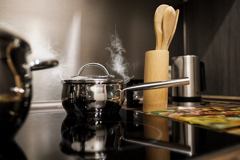 индукционая плита на кухне кингуру